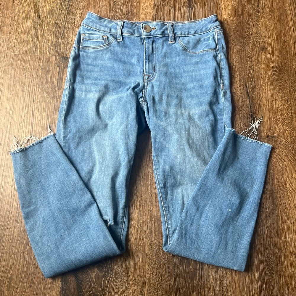 Refugee size 6 straight leg stretchy look at pictures Paint spots Blue Jeans